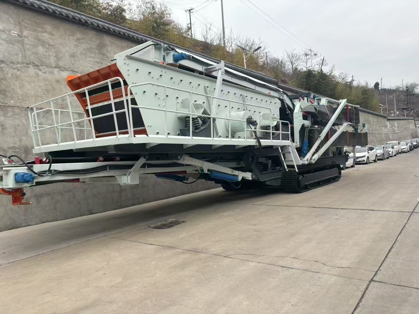 Crawler type screening mobile crushing station